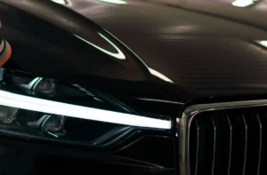 Carrosserie sombre d’une voiture après un nettoyage professionnel Green Auto Wash