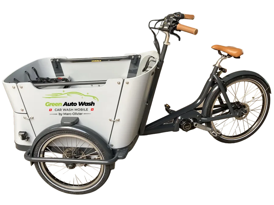 Le vélo cargo électrique de Green Auto Wash, aux couleurs du service de nettoyage auto à domicile